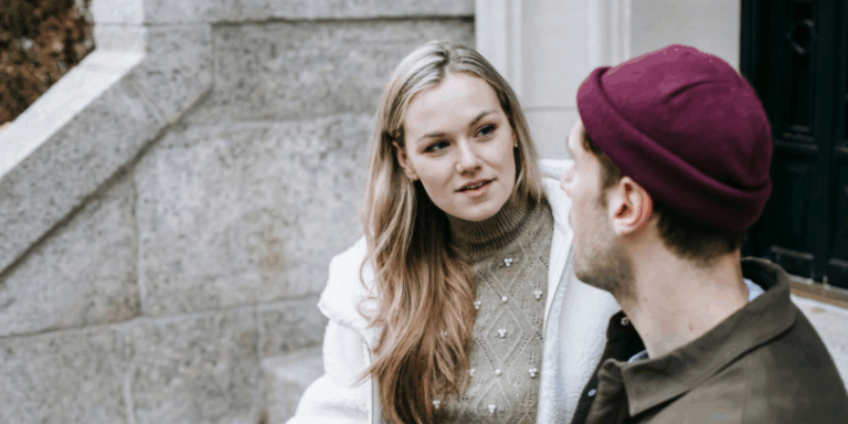 pár si povídá a sedí na schodech